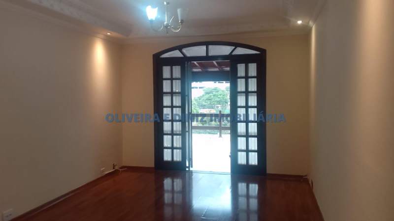 2261 - Sobrado em Osasco, bairro Jardim das Flores, espaçoso